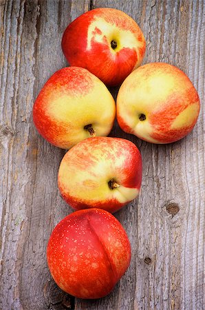 simsearch:400-08012355,k - Heap of Perfect Ripe Nectarines In a Row on Rustic Wooden background. Top View Photographie de stock - Aubaine LD & Abonnement, Code: 400-07511537