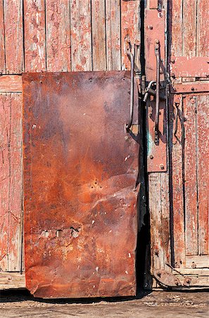 simsearch:400-04608871,k - old wooden door with iron -coated and lock Foto de stock - Super Valor sin royalties y Suscripción, Código: 400-07513175