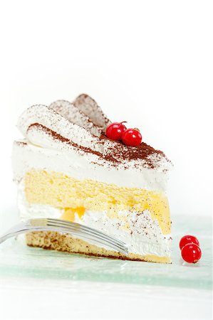 simsearch:400-07256405,k - fresh ribes and whipped cream dessert cake slice with cocoa powder on top Fotografie stock - Microstock e Abbonamento, Codice: 400-07524509