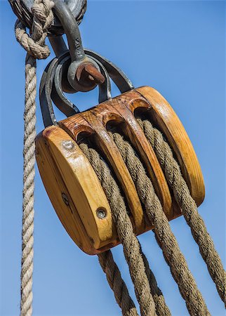 simsearch:400-07524904,k - Old wooden pulley on a ship in Lubeck, Germany Foto de stock - Super Valor sin royalties y Suscripción, Código: 400-07524903