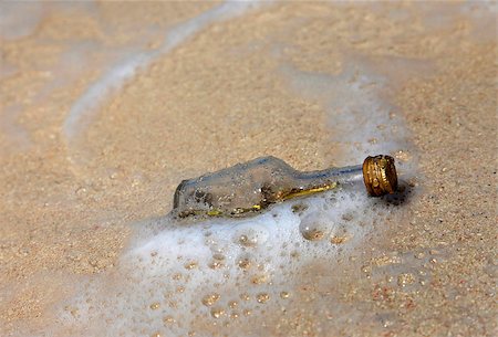 simsearch:400-08502252,k - Message in the bottle on sand background Stock Photo - Budget Royalty-Free & Subscription, Code: 400-07524942