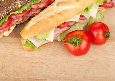 simsearch:400-04054021,k - Fresh sandwiches with meat and vegetables and tomatoes. Closeup on wood table Photographie de stock - Aubaine LD & Abonnement, Code: 400-07524984
