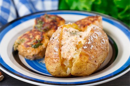 potato skins - Jacket potato with meatballs on a plate Stock Photo - Budget Royalty-Free & Subscription, Code: 400-07525327