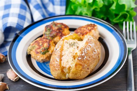 potato skins - Jacket potato with meatballs on a plate Stock Photo - Budget Royalty-Free & Subscription, Code: 400-07525328