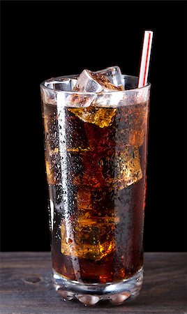 simsearch:400-05895285,k - Glass of cola with ice and straw Fotografie stock - Microstock e Abbonamento, Codice: 400-07525335