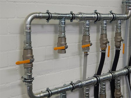 simsearch:400-05268441,k - Close up of plumbing pipes on a wall Stockbilder - Microstock & Abonnement, Bildnummer: 400-07545065