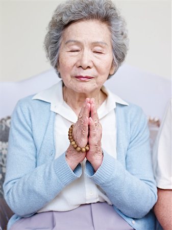simsearch:400-06128693,k - senior asian woman praying with eyes closed. Foto de stock - Super Valor sin royalties y Suscripción, Código: 400-07545129