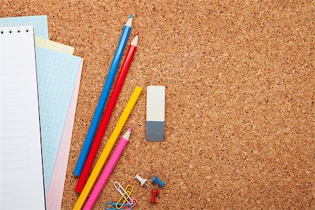 simsearch:400-07481880,k - School and office supplies on cork wooden background with copy space Fotografie stock - Microstock e Abbonamento, Codice: 400-07545224