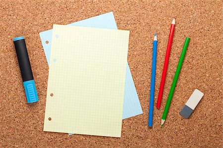 simsearch:400-07481880,k - Blank notepad page on cork wood notice board with office supplies Fotografie stock - Microstock e Abbonamento, Codice: 400-07545223