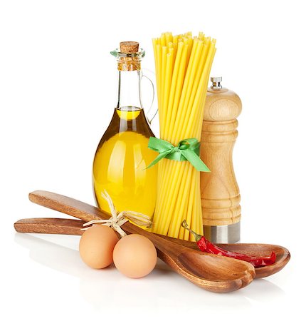 simsearch:400-06391712,k - Pasta and ingredients. Isolated on white background Photographie de stock - Aubaine LD & Abonnement, Code: 400-07545262