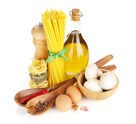 simsearch:400-06391712,k - Pasta and ingredients. Isolated on white background Photographie de stock - Aubaine LD & Abonnement, Code: 400-07545263