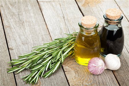 Olive oil and vinegar bottles with spices over wooden table background Foto de stock - Super Valor sin royalties y Suscripción, Código: 400-07545287