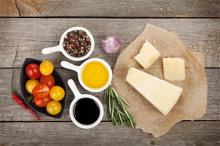 simsearch:400-06919923,k - Parmesan cheese, tomatoes, herbs and spices on wooden table background Stockbilder - Microstock & Abonnement, Bildnummer: 400-07545303