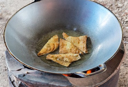 Golden dumpling is fried in the hot oil. Foto de stock - Royalty-Free Super Valor e Assinatura, Número: 400-07546159