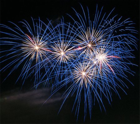 rozbyshaka (artist) - Colorful fireworks over dark sky, displayed during a celebration Foto de stock - Super Valor sin royalties y Suscripción, Código: 400-07546720