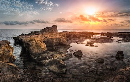 simsearch:851-02962609,k - Sunset over the Sea and Rocky Coast with Ancient Ruins Foto de stock - Super Valor sin royalties y Suscripción, Código: 400-07546797