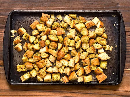 sauteeing - close up of a tray of rustic homemade baked croutons Photographie de stock - Aubaine LD & Abonnement, Code: 400-07546927