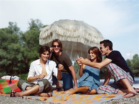 Four friends having fun at the picnic Foto de stock - Super Valor sin royalties y Suscripción, Código: 400-07549469