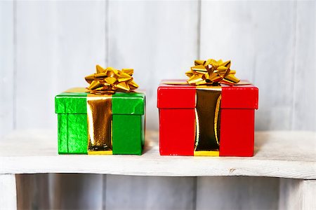 Christmas card with red and green gift box Foto de stock - Royalty-Free Super Valor e Assinatura, Número: 400-07549532