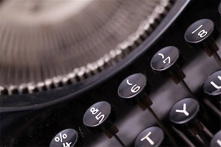 simsearch:400-04624328,k - Close up photo of antique typewriter keys, shallow focus, natural colors Foto de stock - Super Valor sin royalties y Suscripción, Código: 400-07549583