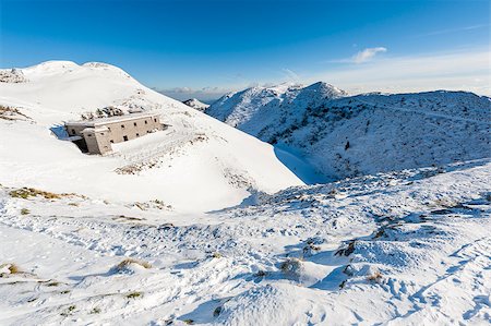 Old army barracks from the World War I in the mountains in winter. Photographie de stock - Aubaine LD & Abonnement, Code: 400-07549770