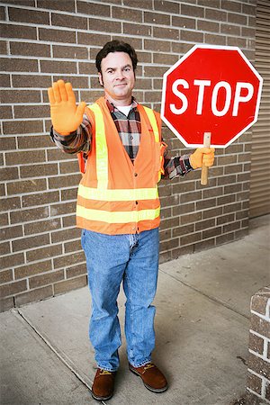 simsearch:400-04485428,k - Handsome school crossing guard holding a stop sign. Foto de stock - Super Valor sin royalties y Suscripción, Código: 400-07554265