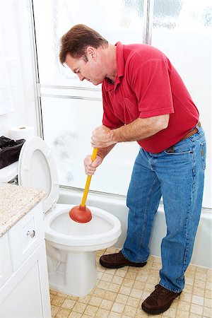 Man in his bathroom unclogging a toilet with a plunger. Foto de stock - Super Valor sin royalties y Suscripción, Código: 400-07554275