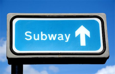 simbolo della metropolitana - Blue subway crossing sign against the sky in London Fotografie stock - Microstock e Abbonamento, Codice: 400-07555859