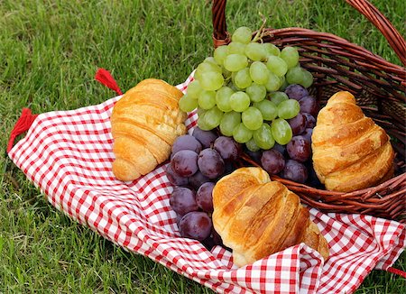 simsearch:400-05194830,k - picnic on green grass with grapes and croissants Stockbilder - Microstock & Abonnement, Bildnummer: 400-07555943