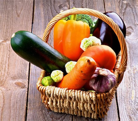 simsearch:400-06485810,k - Various Colorful Ripe Raw Vegetables in Wicker Basket closeup on Rustic Wooden background Fotografie stock - Microstock e Abbonamento, Codice: 400-07556116