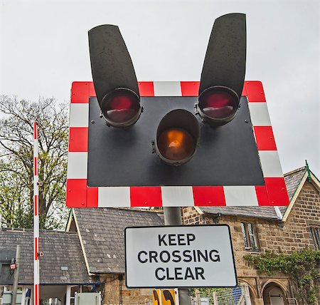 passagem de nível - Railway level crossing warning sign with flashing lights Foto de stock - Royalty-Free Super Valor e Assinatura, Número: 400-07557611