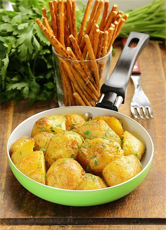 simsearch:400-07261302,k - tasty baked potatoes with herbs in the pan Photographie de stock - Aubaine LD & Abonnement, Code: 400-07557845