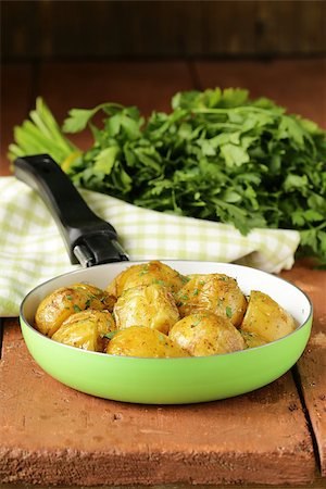 simsearch:400-07261302,k - tasty baked potatoes with herbs in the pan Photographie de stock - Aubaine LD & Abonnement, Code: 400-07557846