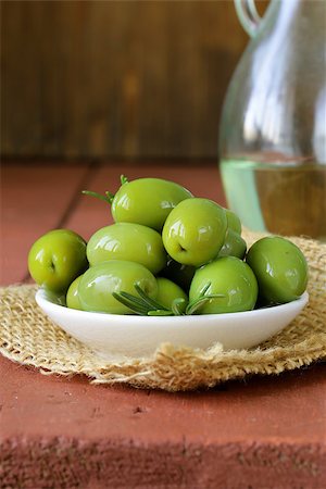 simsearch:400-06096133,k - green marinated olives in bowl on a wooden table Fotografie stock - Microstock e Abbonamento, Codice: 400-07557861