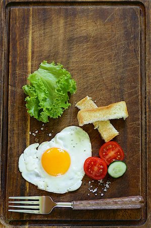 dream79 (artist) - fried egg with fresh vegetables and toast for breakfast Photographie de stock - Aubaine LD & Abonnement, Code: 400-07557872