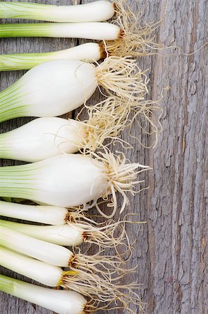 simsearch:400-06485810,k - Frame of Fresh Picked Spring Onion Stems isolated on Rustic Wooden background Fotografie stock - Microstock e Abbonamento, Codice: 400-07558271