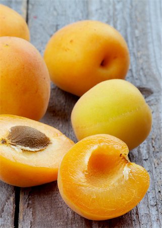 simsearch:400-08012355,k - Fresh Juicy Apricots Full Body and Halves closeup on Rustic Wooden background Photographie de stock - Aubaine LD & Abonnement, Code: 400-07558272