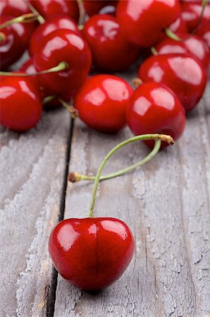 Sweet Cherry on Heap of Cherries closeup on Rustic Wooden background Photographie de stock - Aubaine LD & Abonnement, Code: 400-07558381