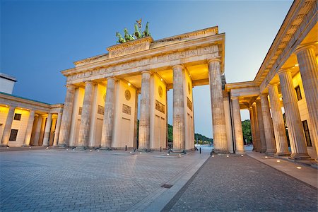 simsearch:845-03463502,k - Image of Brandenburg Gate in Berlin during twilight blue hour. Foto de stock - Royalty-Free Super Valor e Assinatura, Número: 400-07558481