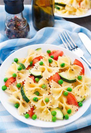simsearch:400-07479107,k - Pasta with zucchini, tomatoes and peas on a plate Stock Photo - Budget Royalty-Free & Subscription, Code: 400-07558521