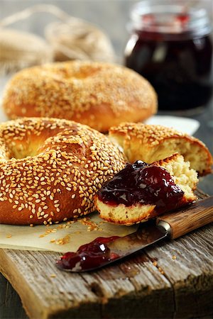 sesame bagel - Homemade bagels and lingonberry jam on the old table. Foto de stock - Super Valor sin royalties y Suscripción, Código: 400-07550013