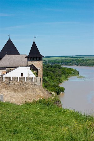 simsearch:400-07175745,k - Large old medieval castle. Shot in summer Fotografie stock - Microstock e Abbonamento, Codice: 400-07550498