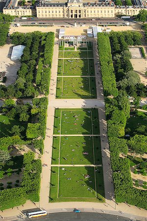 View of green lawns of famous Champ de Mars as seen from Eiffel Tower in Paris, France (vertical composition, view from above). Photographie de stock - Aubaine LD & Abonnement, Code: 400-07550764