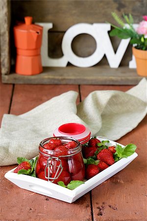 simsearch:622-08123047,k - homemade jam from fresh ripe strawberries in a glass jar Stockbilder - Microstock & Abonnement, Bildnummer: 400-07551181
