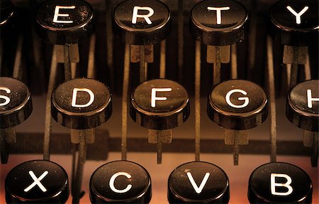 simsearch:700-03003490,k - Close up of a dirty vintage typewriter, warm filter Fotografie stock - Microstock e Abbonamento, Codice: 400-07551535