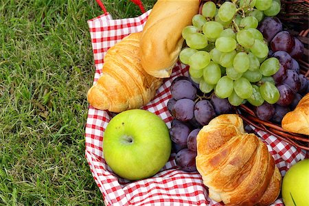 simsearch:400-05194830,k - picnic on green grass with grapes and croissants Stockbilder - Microstock & Abonnement, Bildnummer: 400-07551945