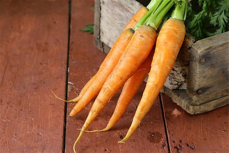 simsearch:400-07982459,k - fresh organic carrots with green leaves on a wooden background Photographie de stock - Aubaine LD & Abonnement, Code: 400-07551949