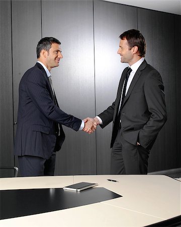 simsearch:400-04769433,k - Serious businessmen shaking their hands after a meeting at the office Foto de stock - Super Valor sin royalties y Suscripción, Código: 400-07553005