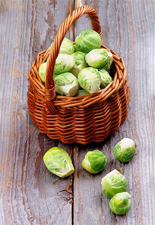 simsearch:400-06485810,k - Fresh Raw Brussels Sprouts in Wicker Basket isolated on Rustic Wooden background Fotografie stock - Microstock e Abbonamento, Codice: 400-07553178