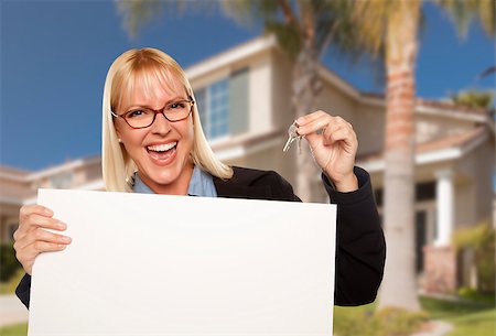 simsearch:400-07952800,k - Excited Woman Holding House Keys and Blank Real Estate Sign in Front of Nice New Home. Fotografie stock - Microstock e Abbonamento, Codice: 400-07553594